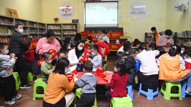 组织流动儿童参与新春装饰手工制作活动