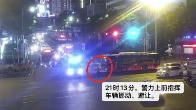 1救护车被堵路口 深圳执勤交警护航疏导 南方plus 南方