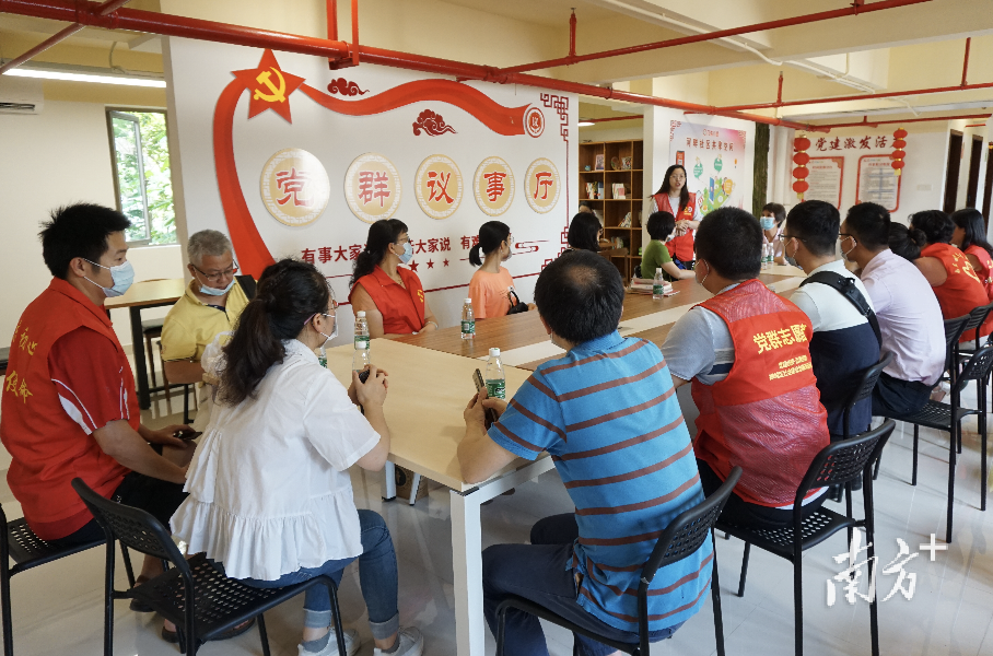 禅城小区党员、居民在共享小屋里讨论小区公共事务。资料图片