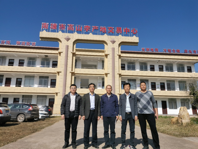 参观建设中的果品交易中心