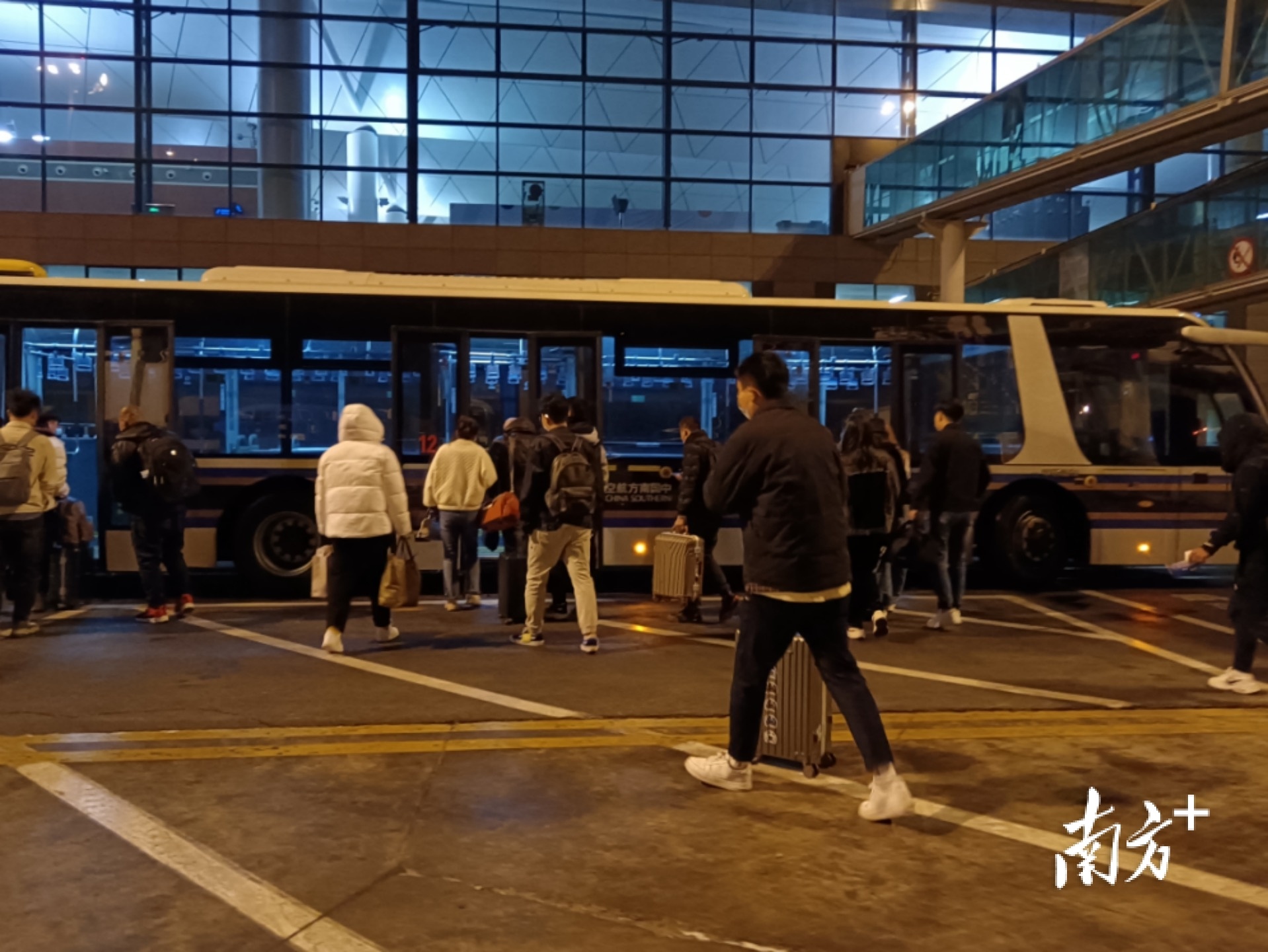 杨晓东等人到达沈阳仙桃机场。