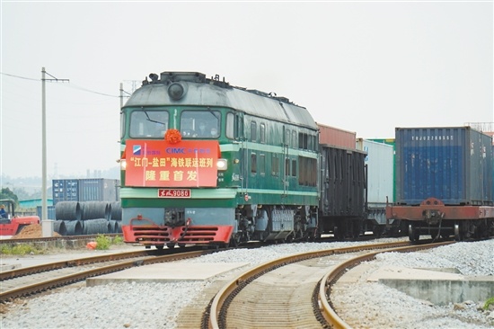广珠铁路江门站—盐田港海铁联运首发班列运送的货物包括家居用品、生活用品、金属制件等产品。