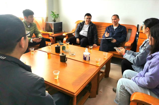 华农专家团队和镇领导交流农业产业发展情况