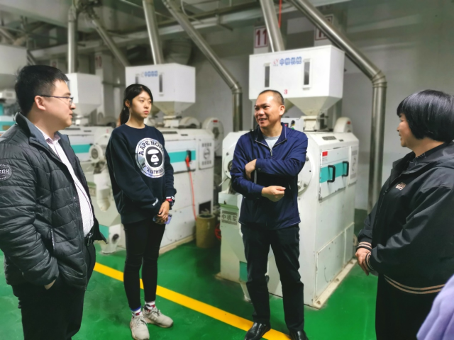 参观香溢公司大米生产加工车间