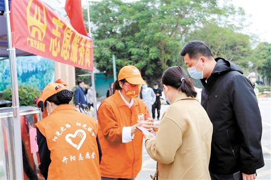 志愿者为司乘人员送上免费姜茶。