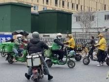 如何让外卖小哥不再“用生命奔跑”？代表、委员纷纷建言献策