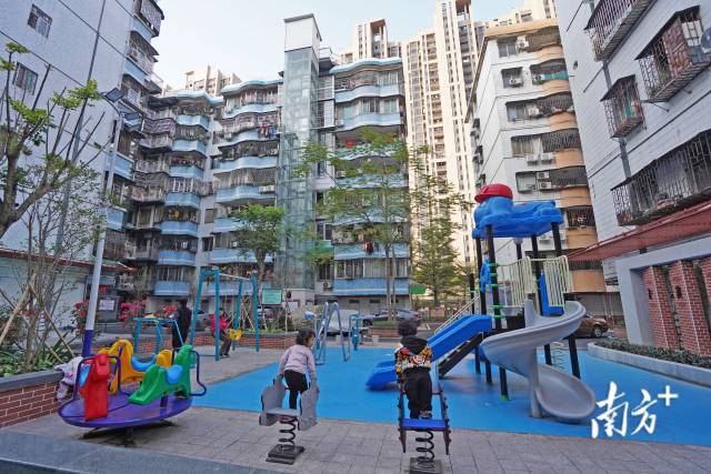  禅城区平远直街教工小区已改造完工，儿童在改造后的小公园里玩耍。