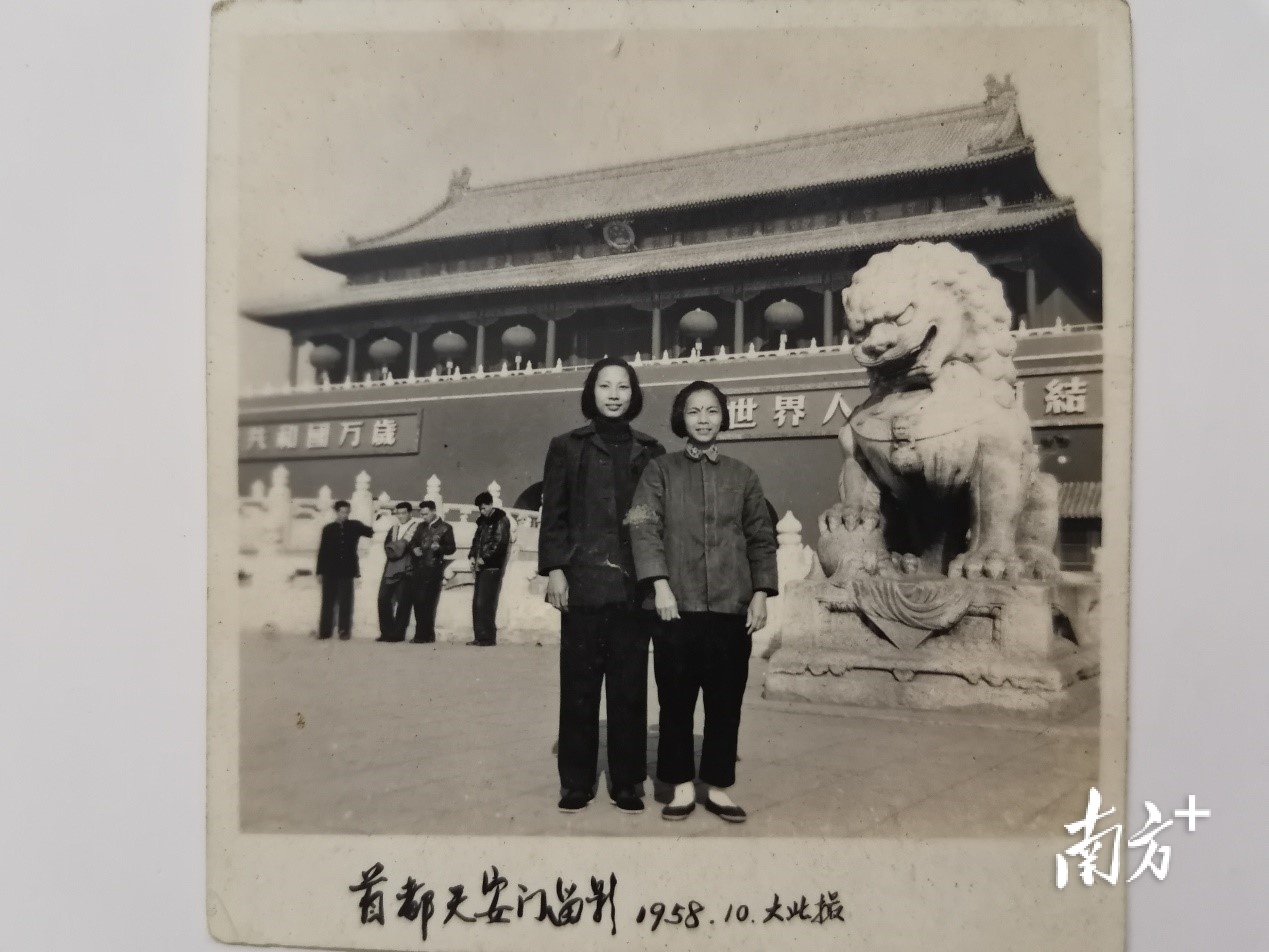 潘世征与江门市妇幼保健院“老院长”钟月初在北京天安门前合影。资料图片