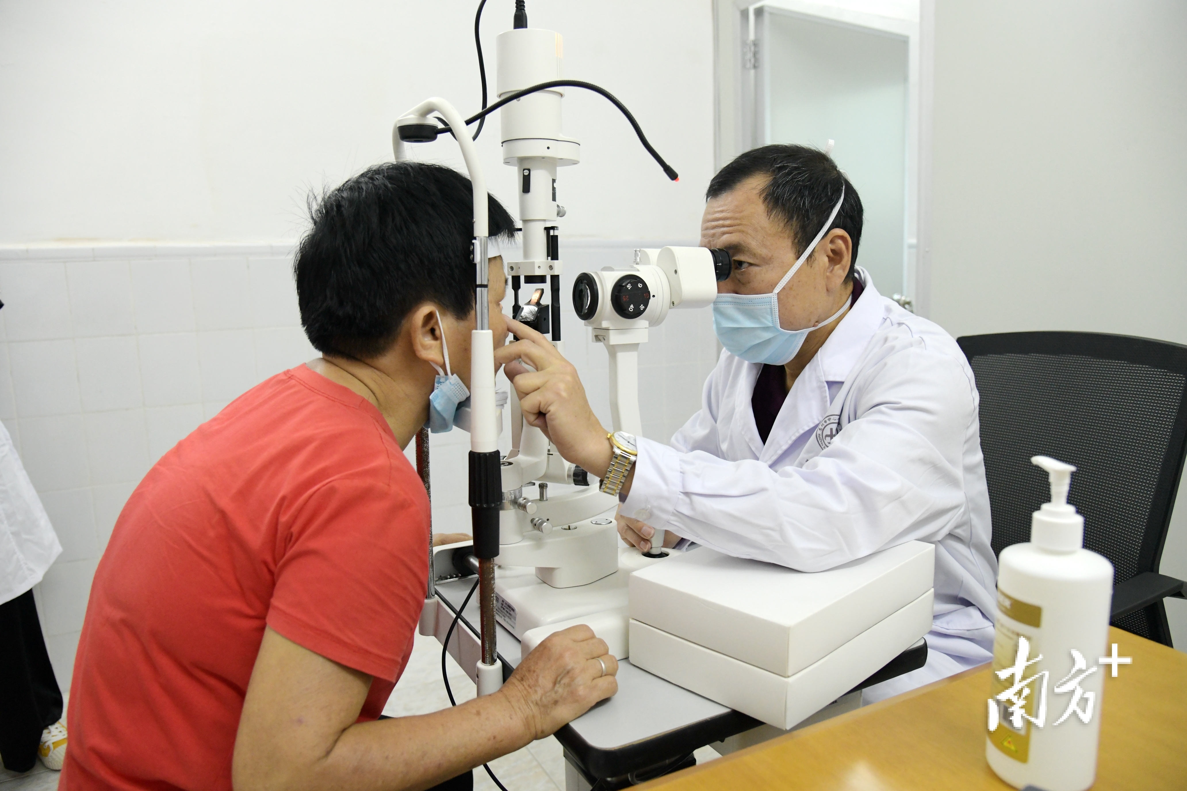在长宁分院眼科专科门诊，博罗县医共体总医院专家正在为群众诊疗。  