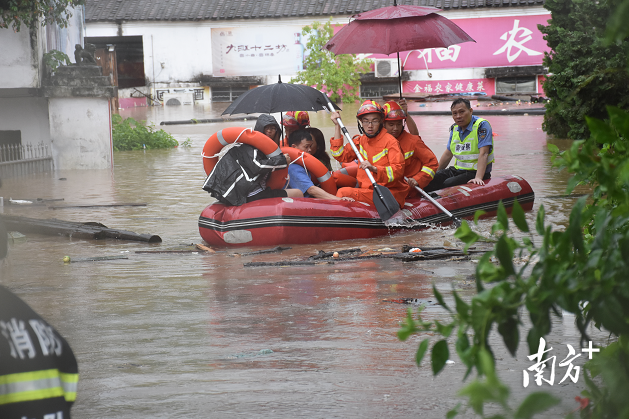 佛山消防指战员抗击台风，参与抢险救援。佛山市消防救援支队供图