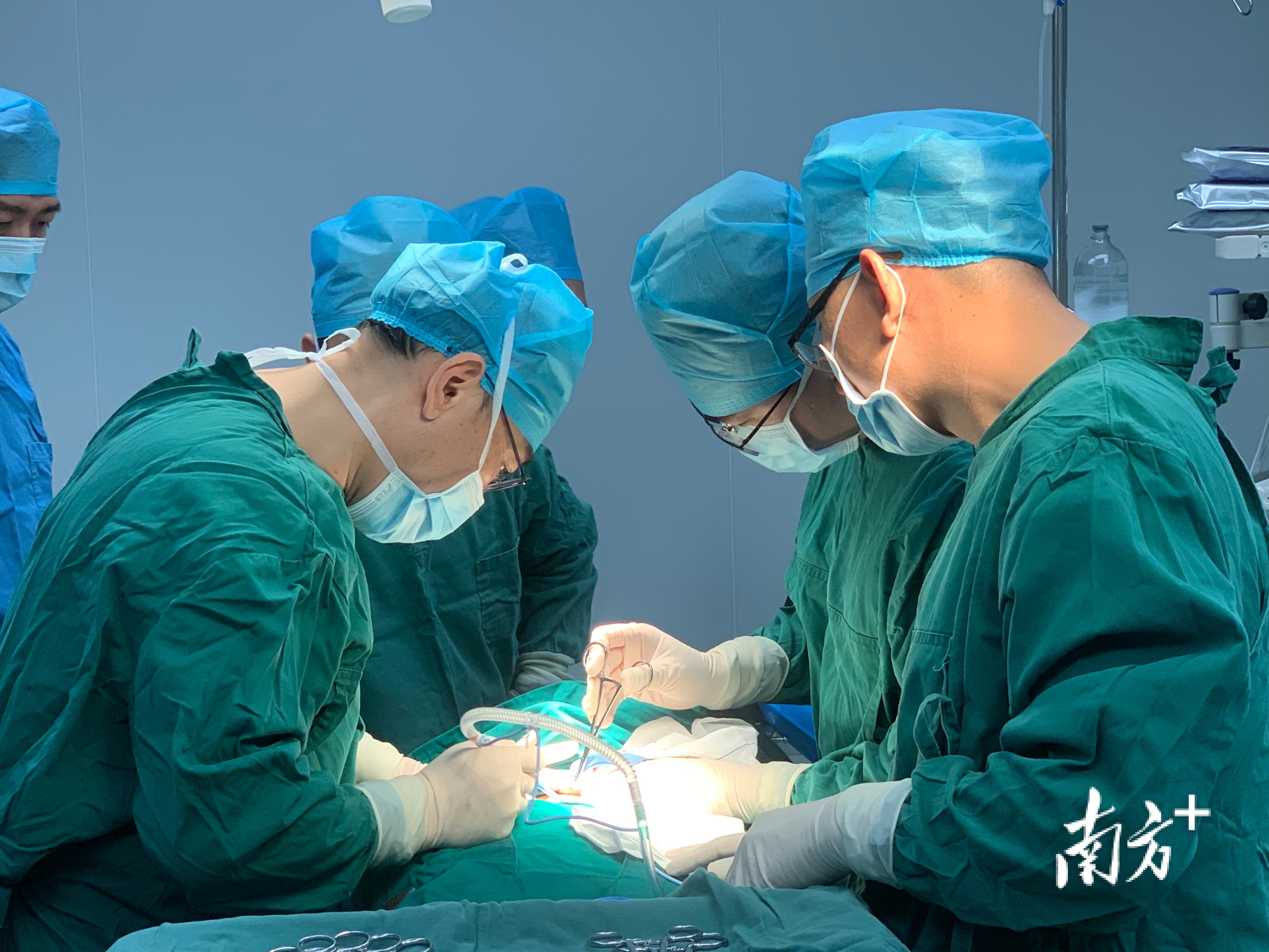 2021年12月20日博罗县医共体总医院外科专家团队赴石湾分院成功为一名患者行左侧甲状腺次全切除术。  