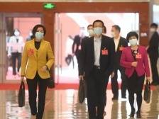 广东省十三届人大五次会议开幕前，代表步入会场