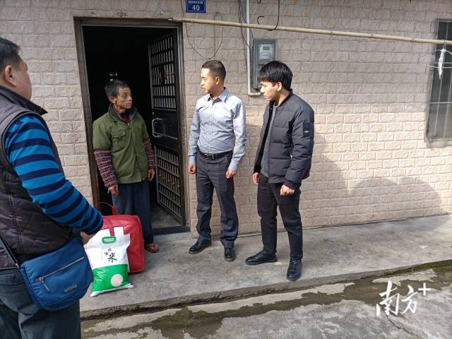 驻镇工作队走访慰问困难群众。  