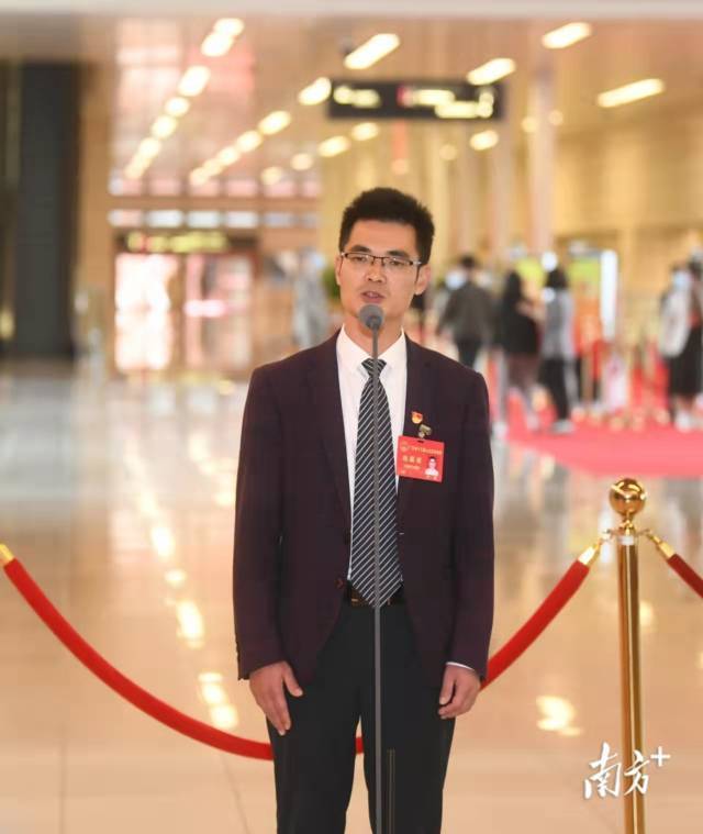 省人大代表，河源市龙川县岩镇鹊塘村党支部书记、村委会主任卢海。