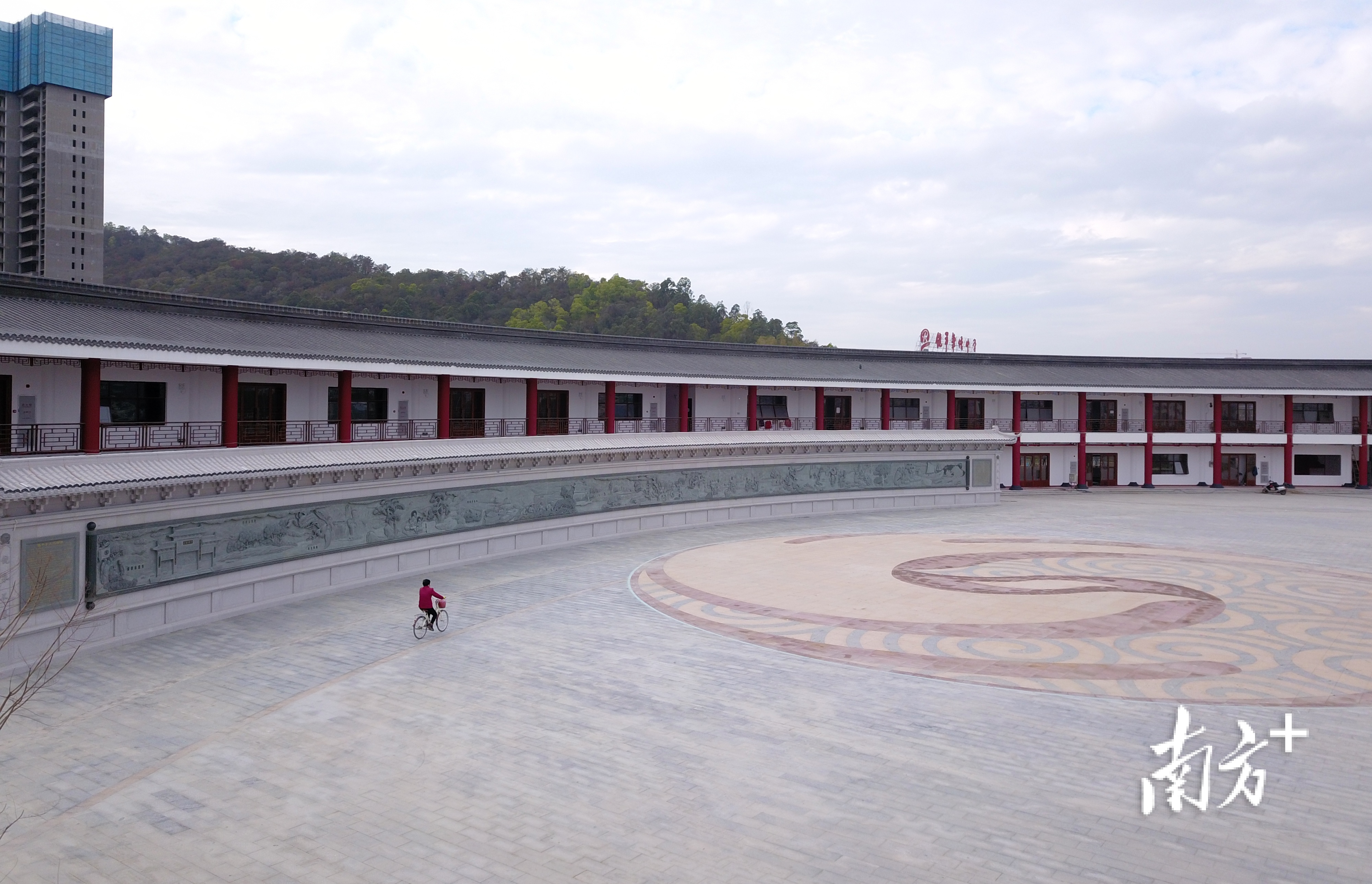 凤江广场茶文化石雕墙。  南方+ 黄敏璇 拍摄