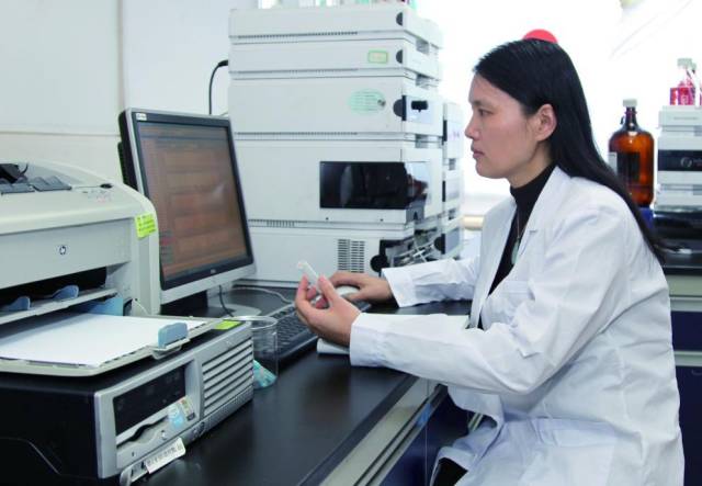徐玉娟在实验室监测实验数据