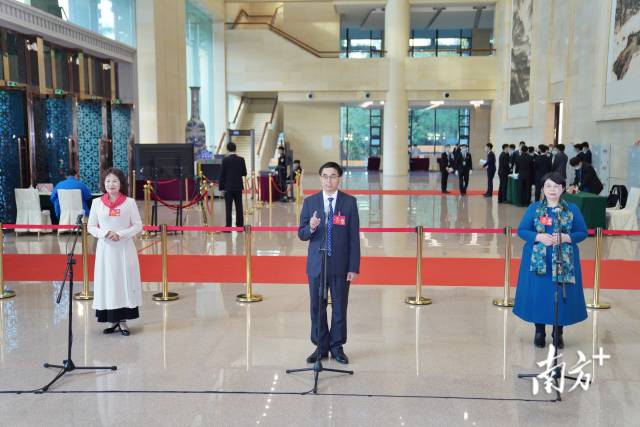 “委员通道”再度开启，5名委员亮相发声