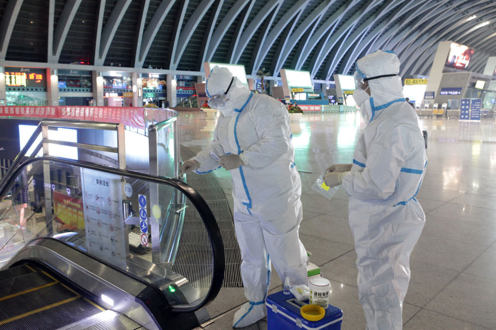 1月11日疾控人员在天津西站采集环境检测样本。（新华社发）