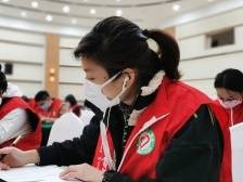 多名港澳青年担当志愿者服务在珠外籍人士