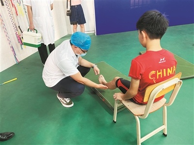 队医正在为队员做护理。