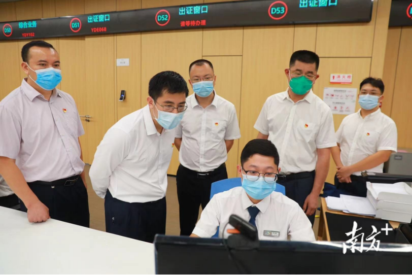 东莞市工信局主要领导率队到市民服务中心开展“一把手走窗口”工作。