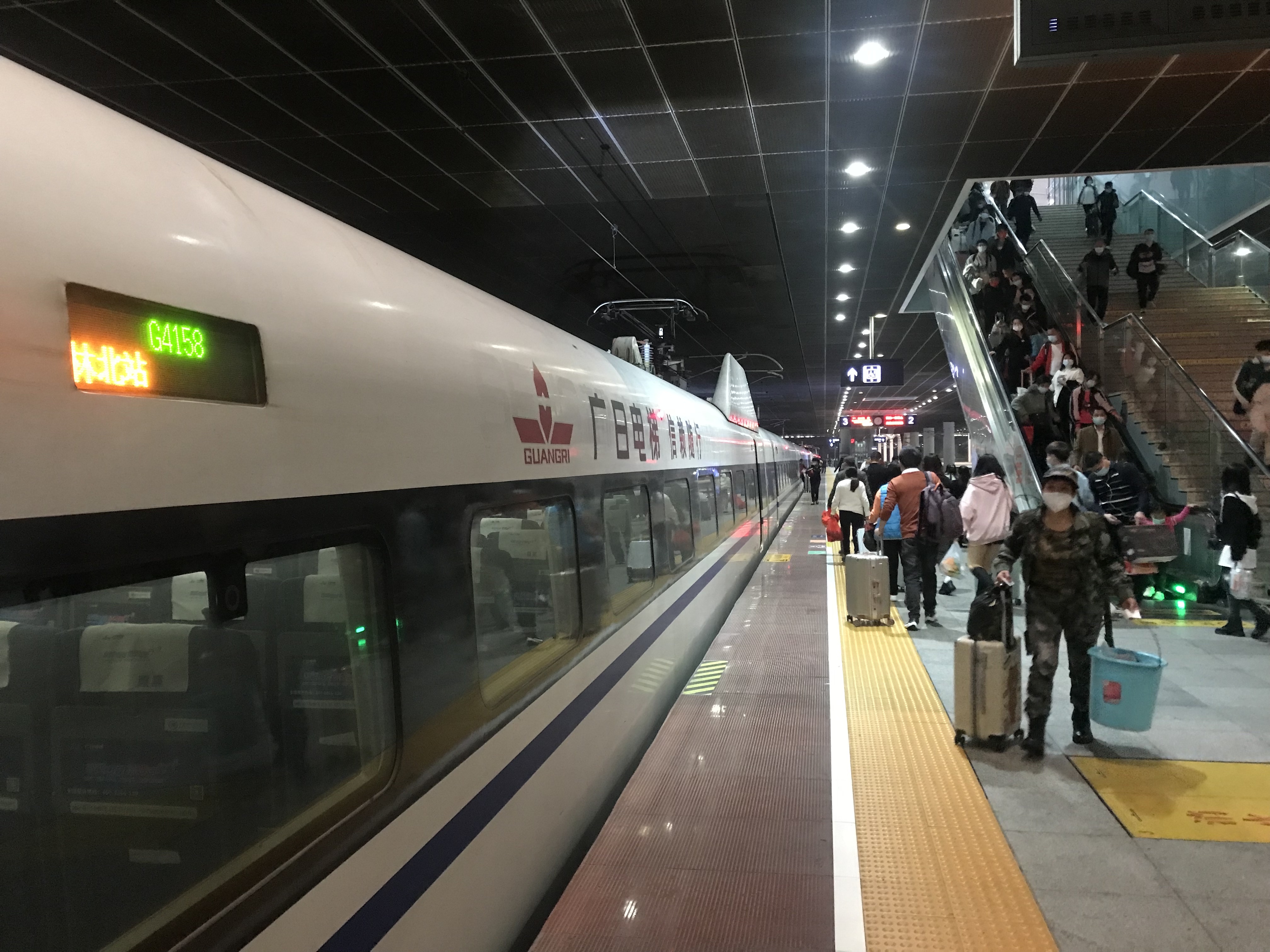 首趟夜间加开高铁