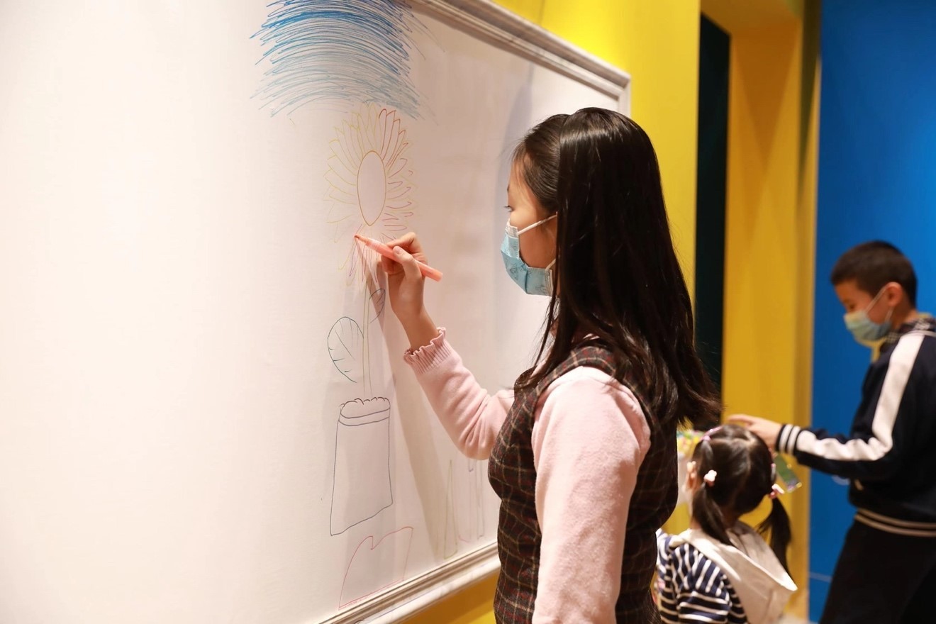 小朋友在共创区创作。