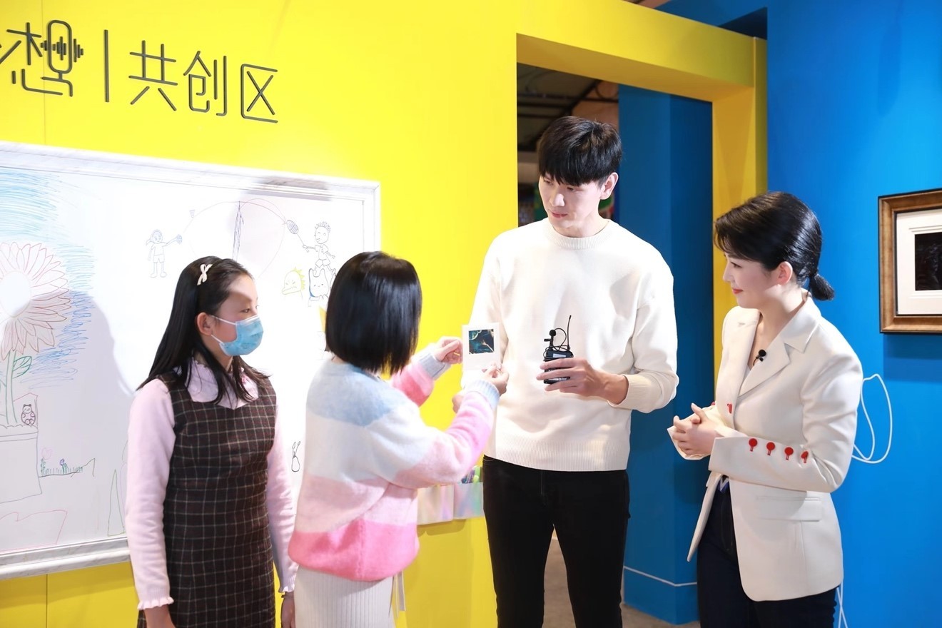 活动发起人将鲍春来的梦想画作实物赠送给他。