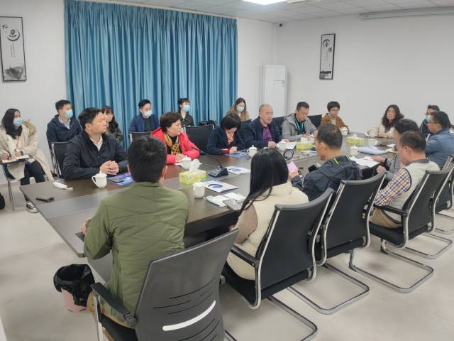 調(diào)研組與市場(chǎng)管理人員開(kāi)展交流,。