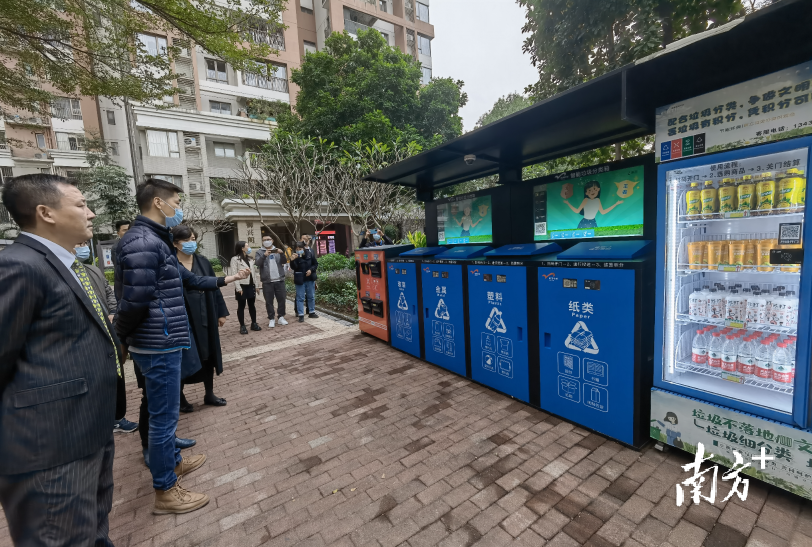 佛山市南海区万科金域华府小区安装的生活垃圾分类投放亭，既美观又环保。