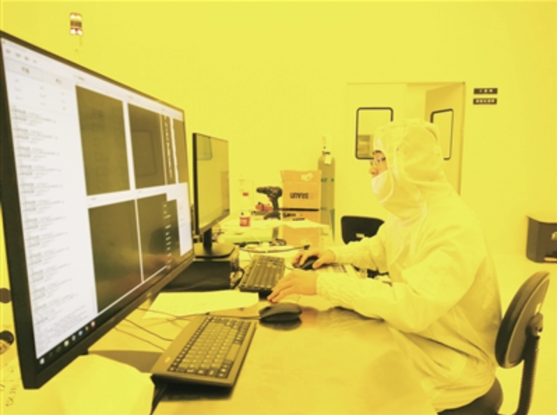 许伟钊正在做春节假期前的保养维护工作。图 佛山日报记者倪玉洁 摄