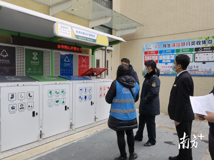 图为禅城区安装在生活小区内的智能垃圾投放亭，不用人工打开垃圾桶盖，人只需走到旁边通过感应自动打开桶盖，方便居民投放。