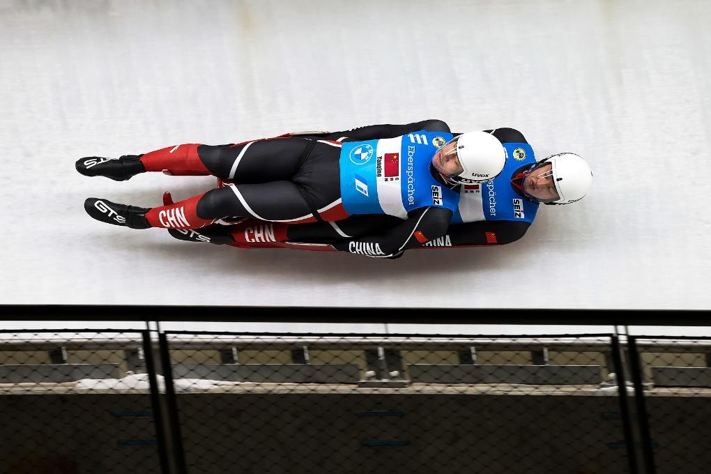 彭俊越与搭档黄叶波在双人雪橇比赛中
