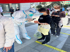 一手拿手机扫码，一手撕码贴码，这支抗疫先锋队练就“好手艺”