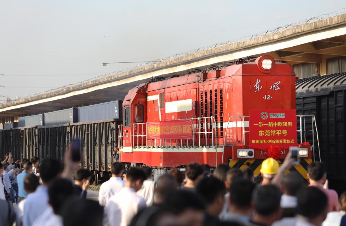 ▲2020年11月18日,“东莞常平号”(东莞常平至德国杜伊斯堡)中欧班列启动仪式在常平举行 ▲2020年11月18日,“东莞常平号”(东莞常平至德国杜伊斯堡)中欧班列启动仪式在常平举行