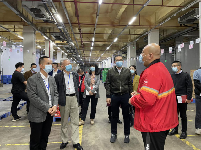 参会嘉宾参观钱大妈配送中心及收货仓。