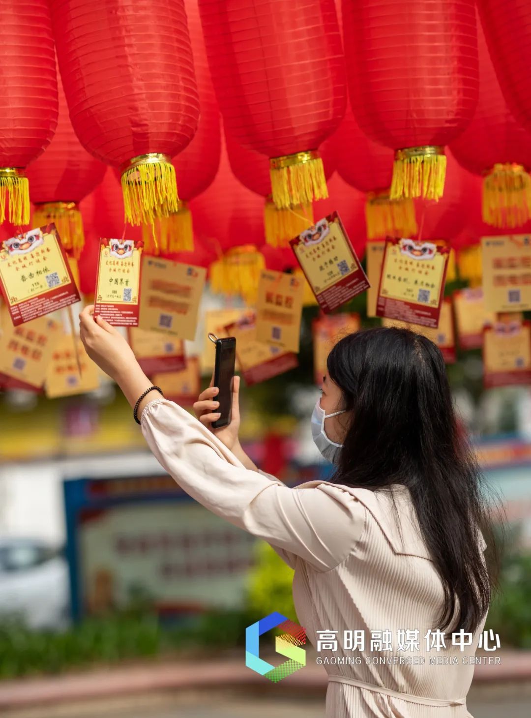 市民在扫码猜灯谜。叶丽梅摄