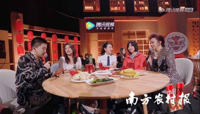 广东菠萝妹妹（左二）上腾讯视频综艺节目推介徐闻菠萝。  