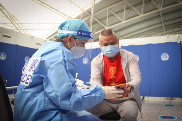 何素媛仔细核对旅客行程轨迹。