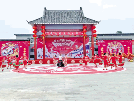 舞春牛是清远佛冈“村晚”的特色节目