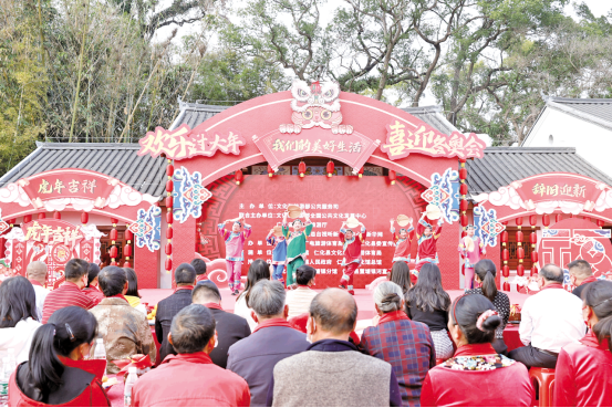 韶关市仁化县河富村，群众现场观看“村晚”表演