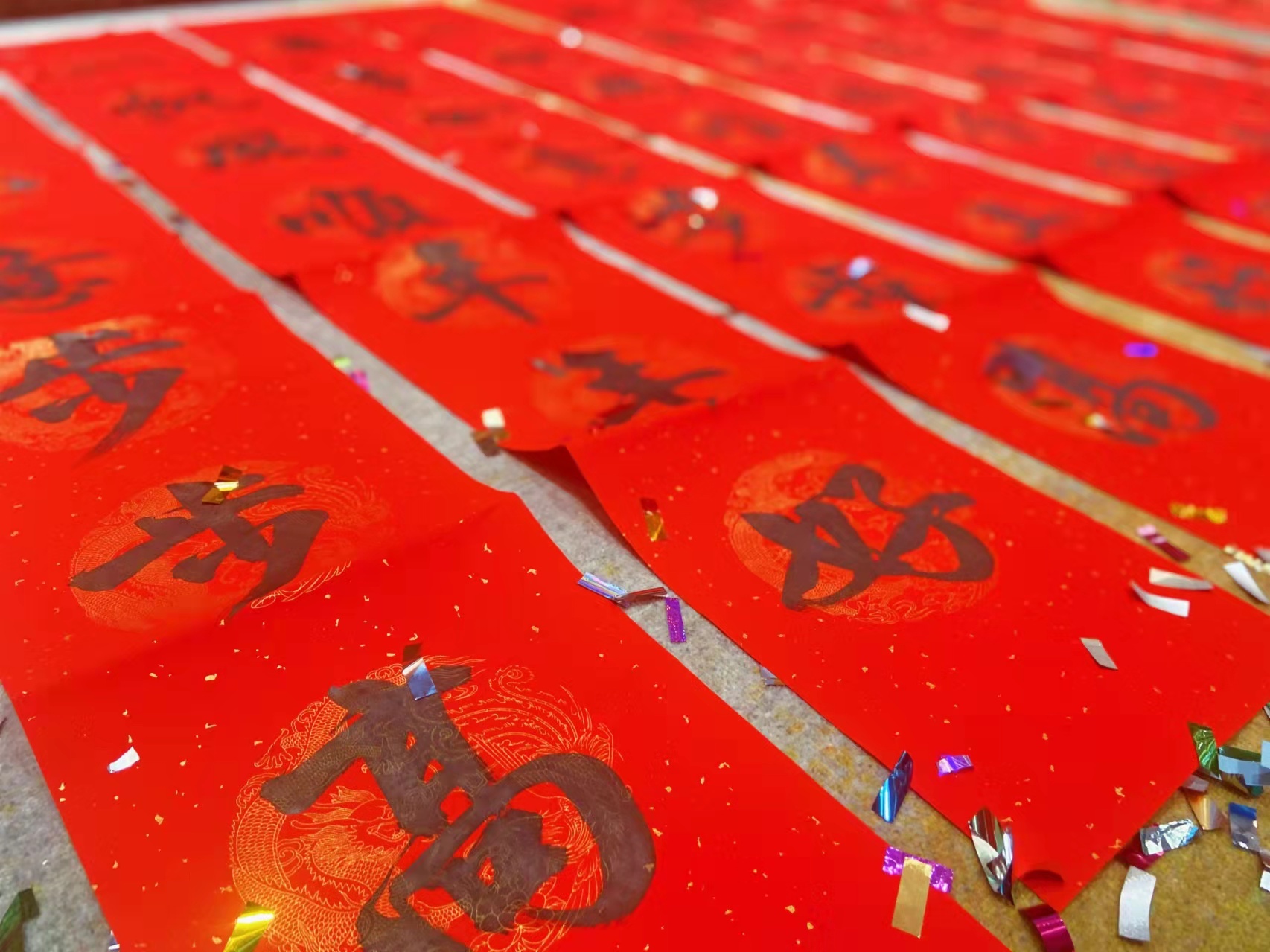 普君新城华府迎来书协大师进社区送春联。企业供图