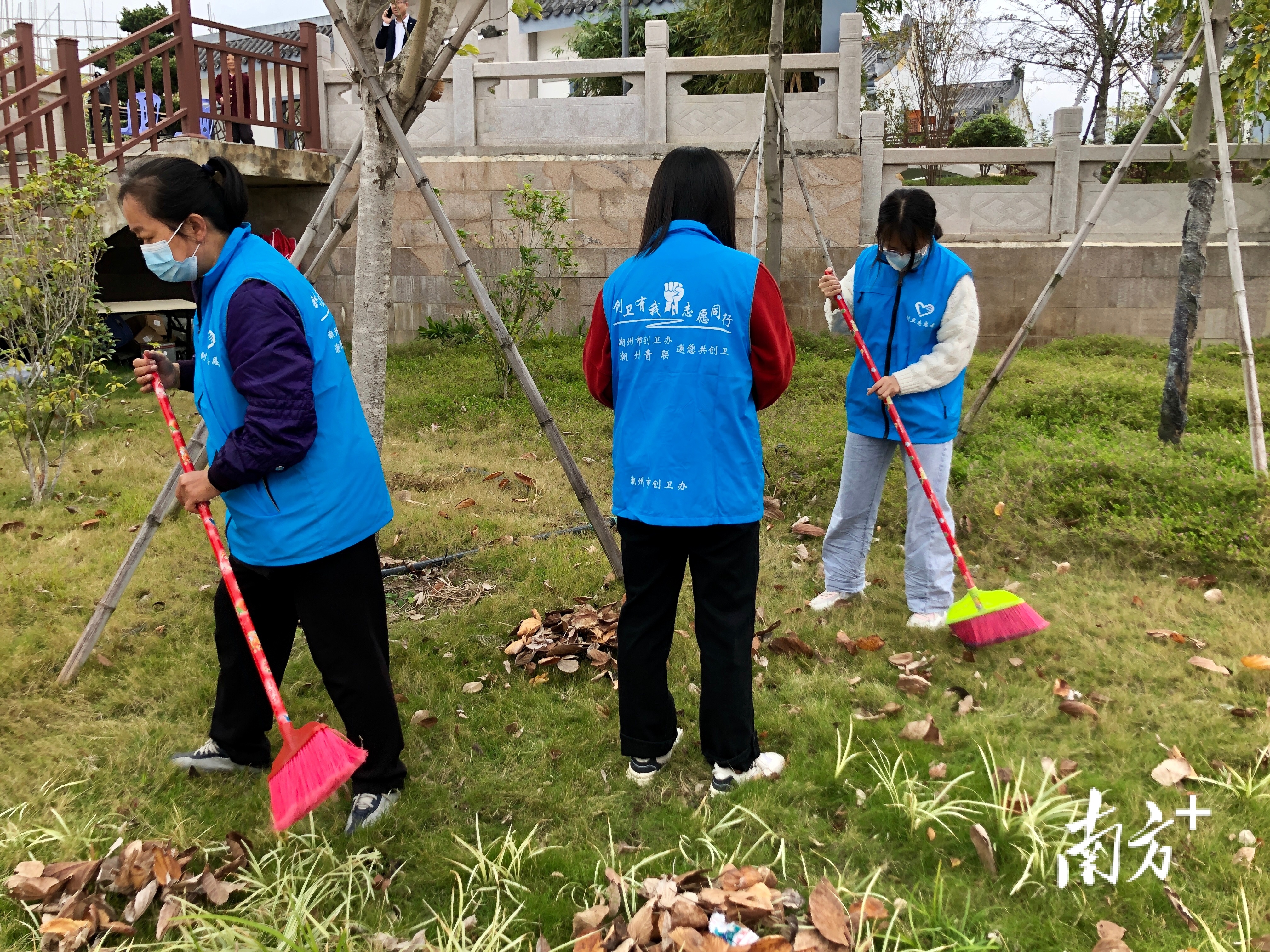 志愿者清扫垃圾。 志愿者清扫垃圾。