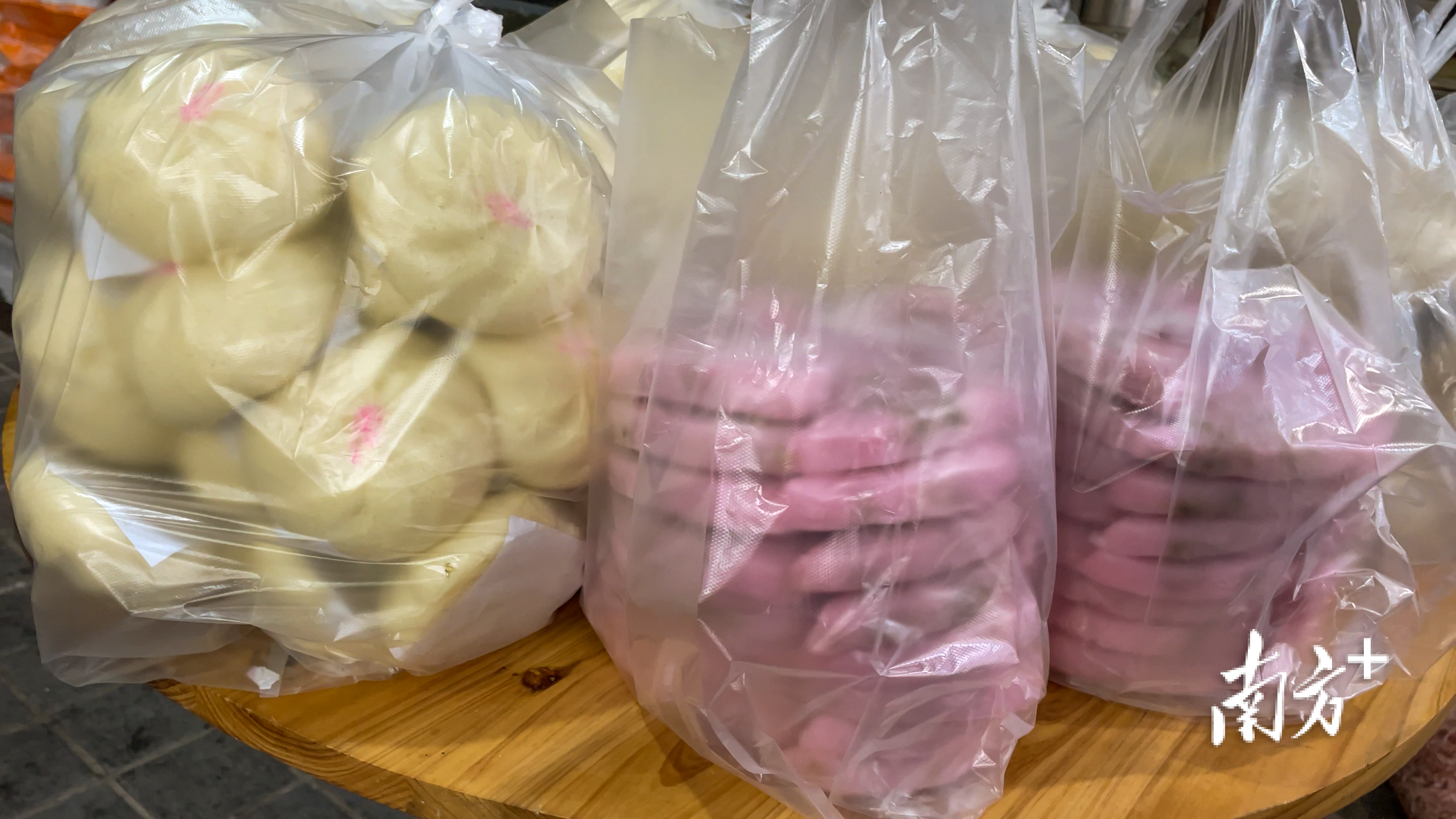 在潮州市西马路，压上模、垫好底，一个个鼠壳粿制作完成。