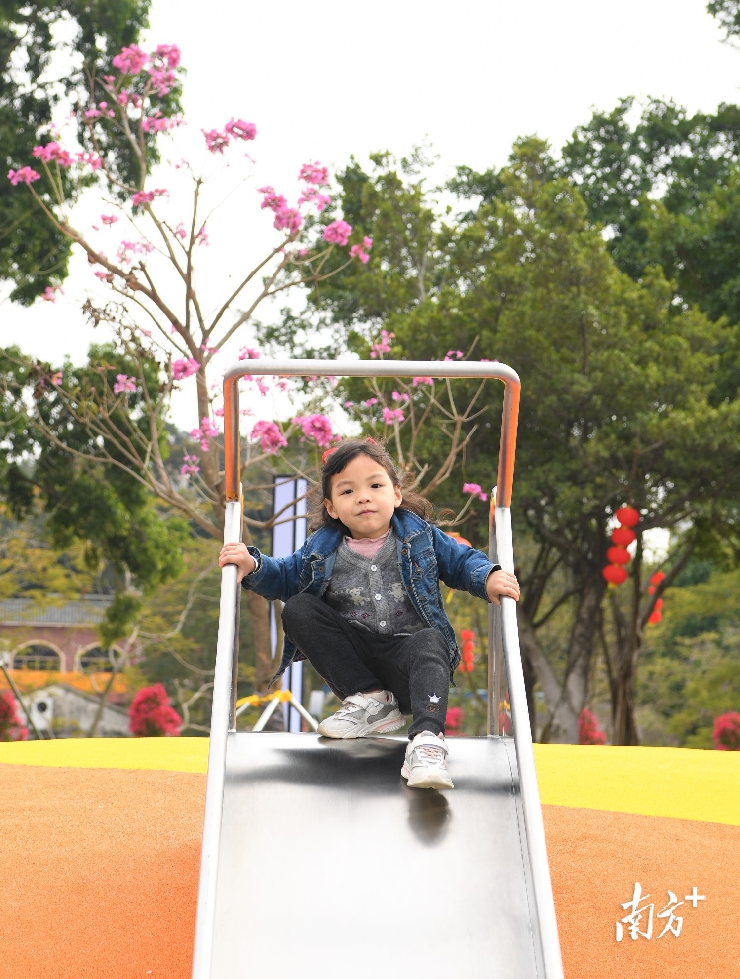 滑滑梯的女孩子一脸自信。杨兴乐 拍摄 滑滑梯的女孩子一脸自信。杨兴乐 拍摄