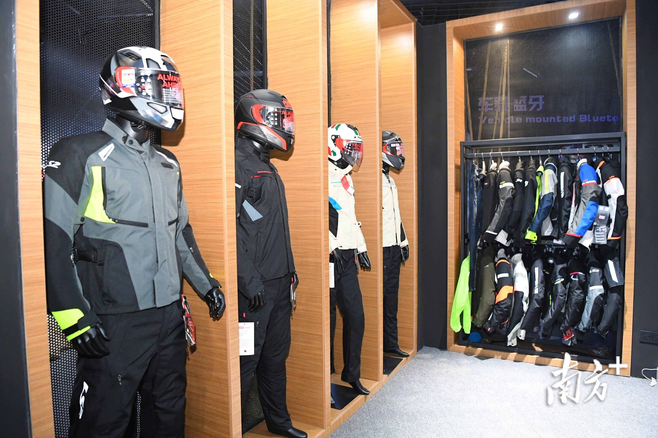 江门市鹏程头盔有限公司所研发生产的LS2头盔及相关产品展示。杨兴乐 拍摄