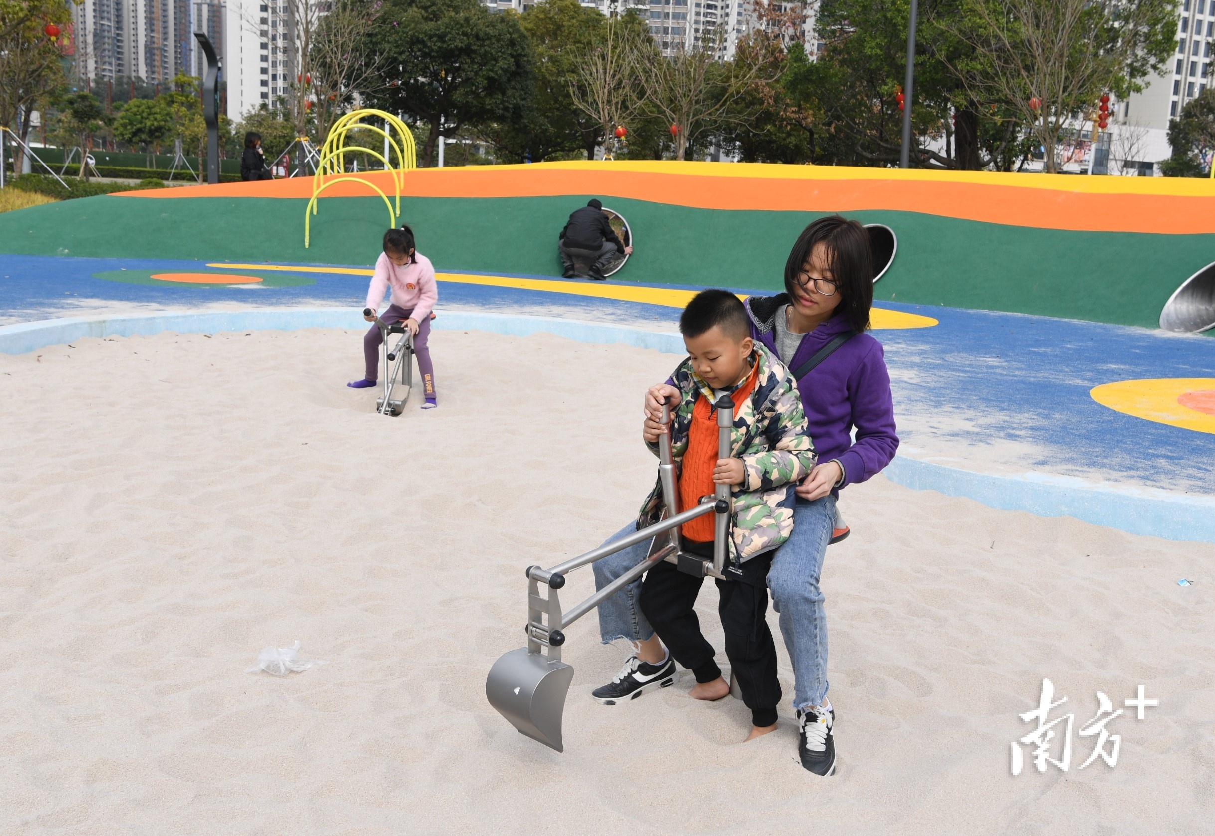 挖掘技术哪家强,篁庄公园美名扬。杨兴乐 拍摄 挖掘技术哪家强,篁庄公园美名扬。杨兴乐 拍摄