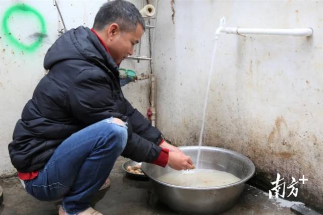 村民何木红用自来水洗菜