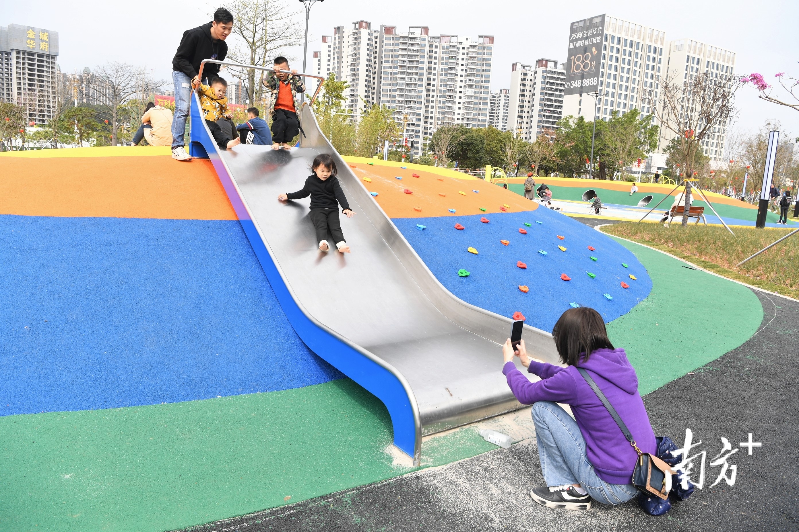 这么精彩的瞬间,肯定要拍照留念啊!杨兴乐 拍摄 这么精彩的瞬间,肯定要拍照留念啊!杨兴乐 拍摄