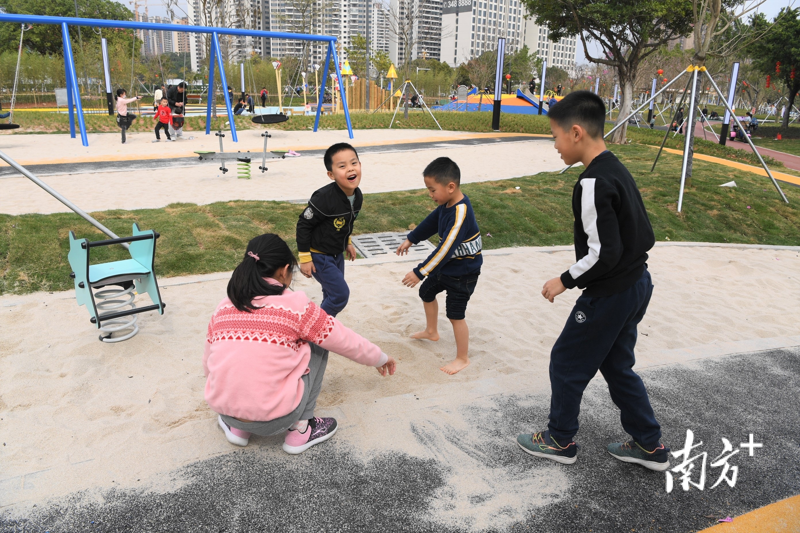 玩泥沙是经典游戏项目。杨兴乐 拍摄 玩泥沙是经典游戏项目。杨兴乐 拍摄
